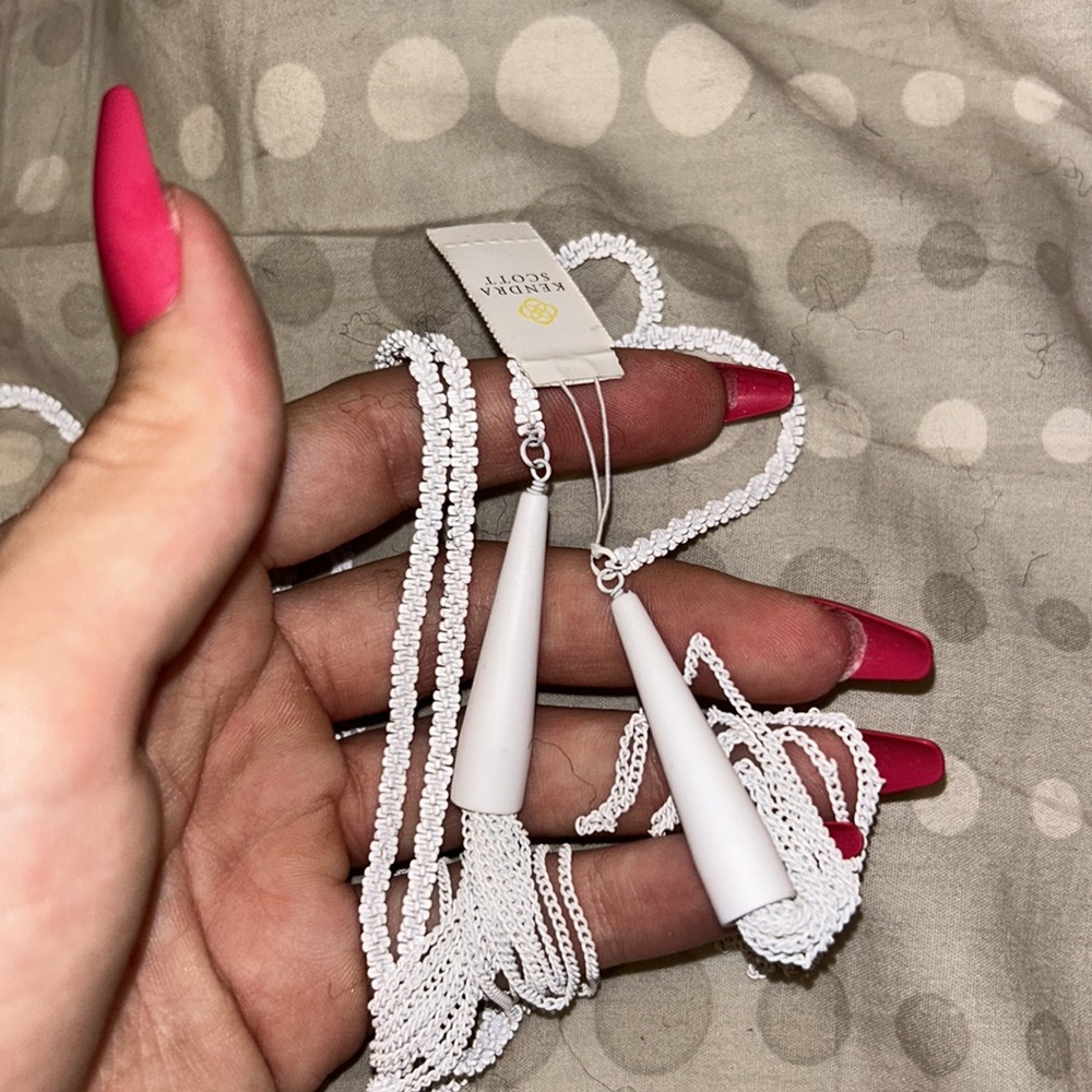 KENDRA SCOTT WHITE LARIAT NECKLACE PHARA